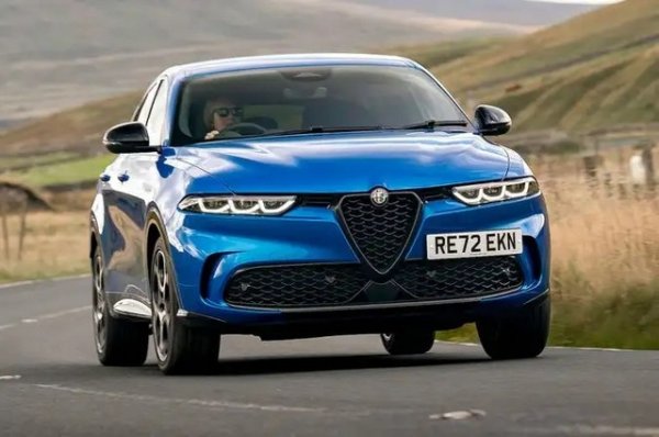 Tonale е изцяло нов модел за Alfa Romeo и се предлага с опция за хибридна мощност. Въпреки че предлага приличен обхват само на електричество и висока производителност, това не е най-усъвършенстваната система.
Обхват само на електричество - 69 км